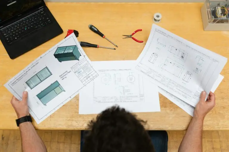 Mitarbeiter im Baugewerbe bei der Arbeit