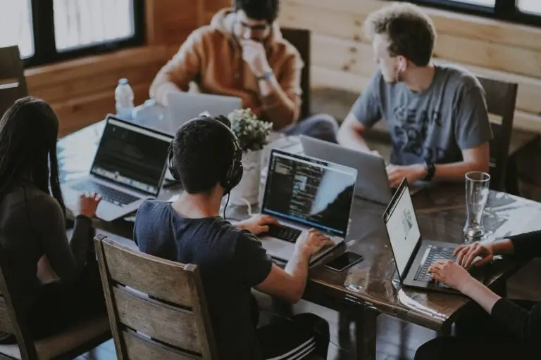 Software Mitarbeitende arbeiten an einem Projekt zusammen