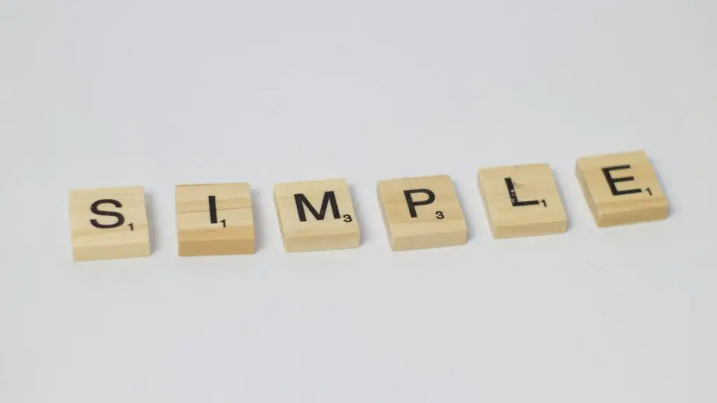 Das Wort SIMPLE mit Spielsteinen dargestellt