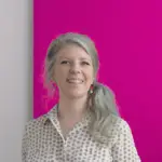 Profilbild von Reni Lausch. Frau schaut lächelnd in die Kamera