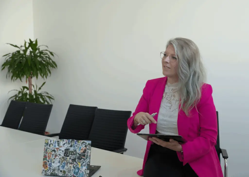 Nahaufnahme von Reni Lausch im Gespräch mit Kund*innen. Beratung in allen Unternehmensbereichen: Buchhaltung, HR, Personal, Beschaffung, Backoffice, Frontoffice, Assistenz, Officemanagement, Einkauf, Projekt, Operations, Versand, Lager