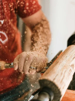Handwerker Schreiner bei der Arbeit. Sägespäne